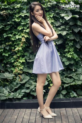 美女小雅蓝色条纹短裙户外写真