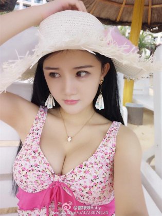 性感美女主播雷婷婷微博晒自拍照