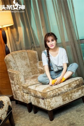 背带牛仔裤美女沈晓爱居家写真图片