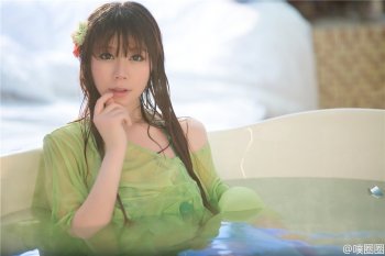 成熟气质美女比基尼泳衣湿身诱惑写真