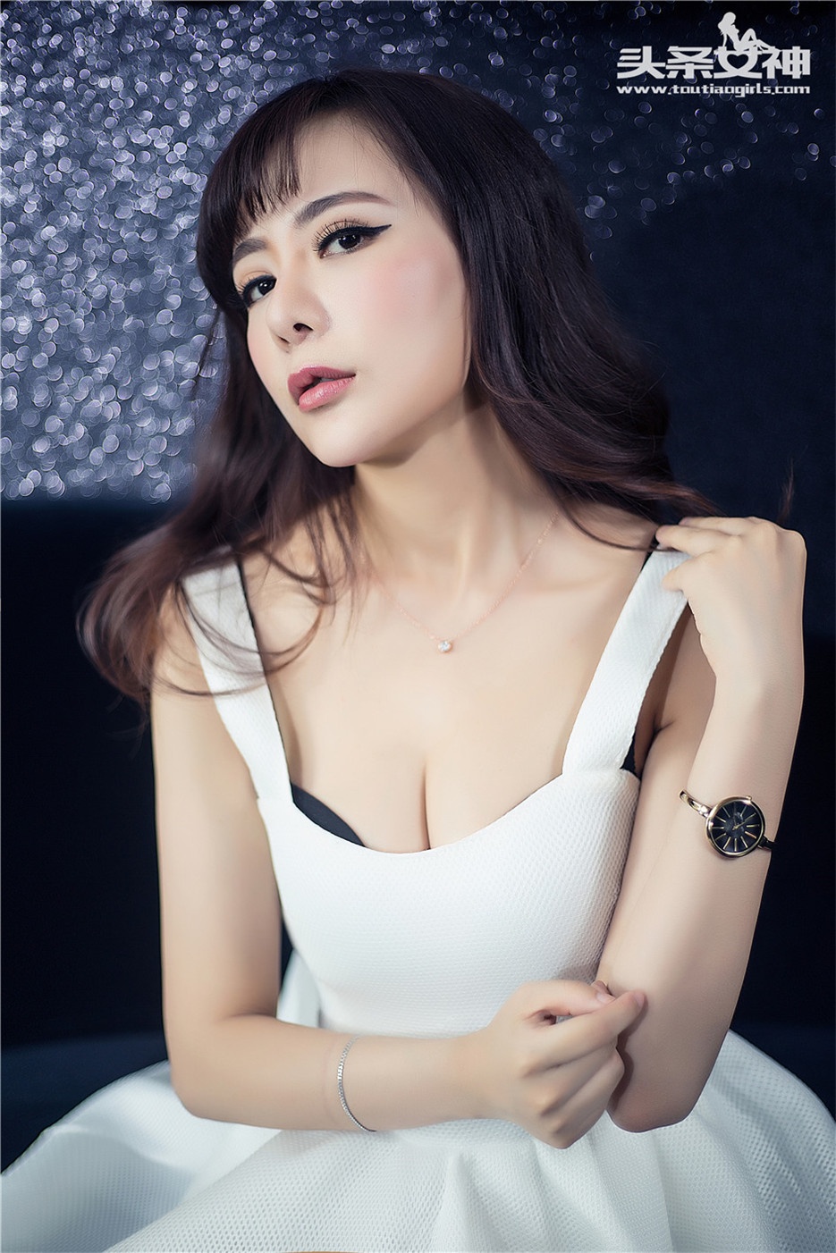 长腿女神小琦白色连衣裙性感美胸私房写真