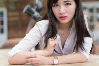 气质御姐秘书装扮诱人写真图片