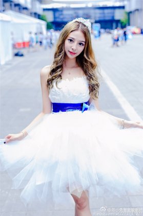 90后气质美少女唯美清凉街头写真