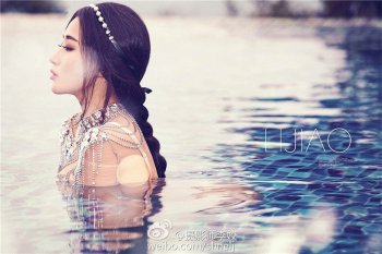 长发气质女神韩昕怡微博大晒性感美照