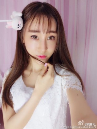 网络美女魏雪利微博晒生活照片