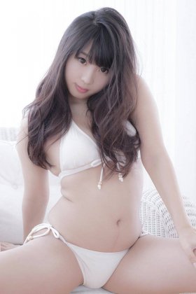 日本肉感AV美女星咲久留美私房写真