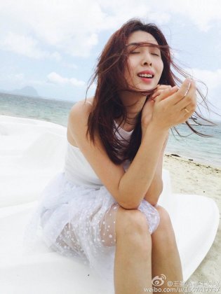 清新靓丽的美女王圣小泰山户外写真