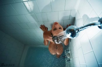 大胆欧美人体模特浴室湿身诱惑图