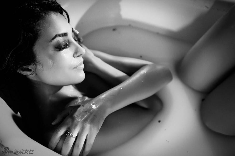 大胆欧美人体模特浴室湿身诱惑图