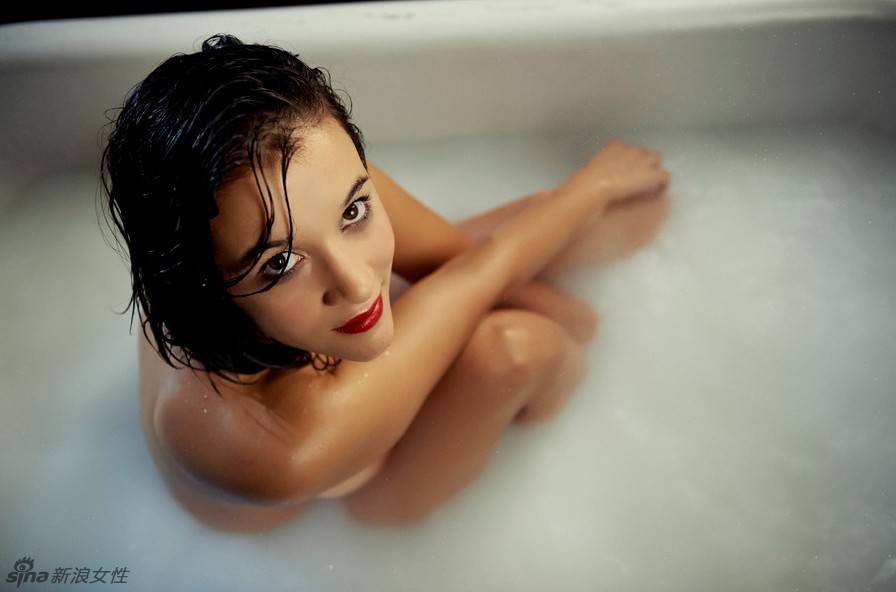 大胆欧美人体模特浴室湿身诱惑图