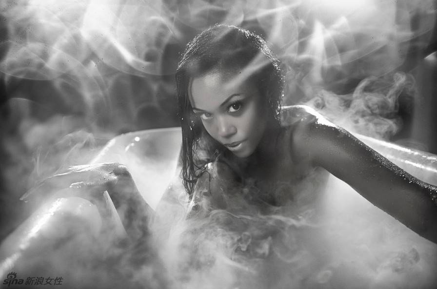 大胆欧美人体模特浴室湿身诱惑图