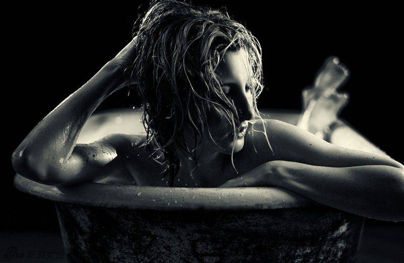 大胆欧美人体模特浴室湿身诱惑图