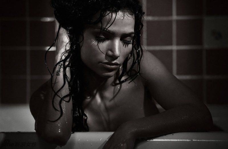 大胆欧美人体模特浴室湿身诱惑图