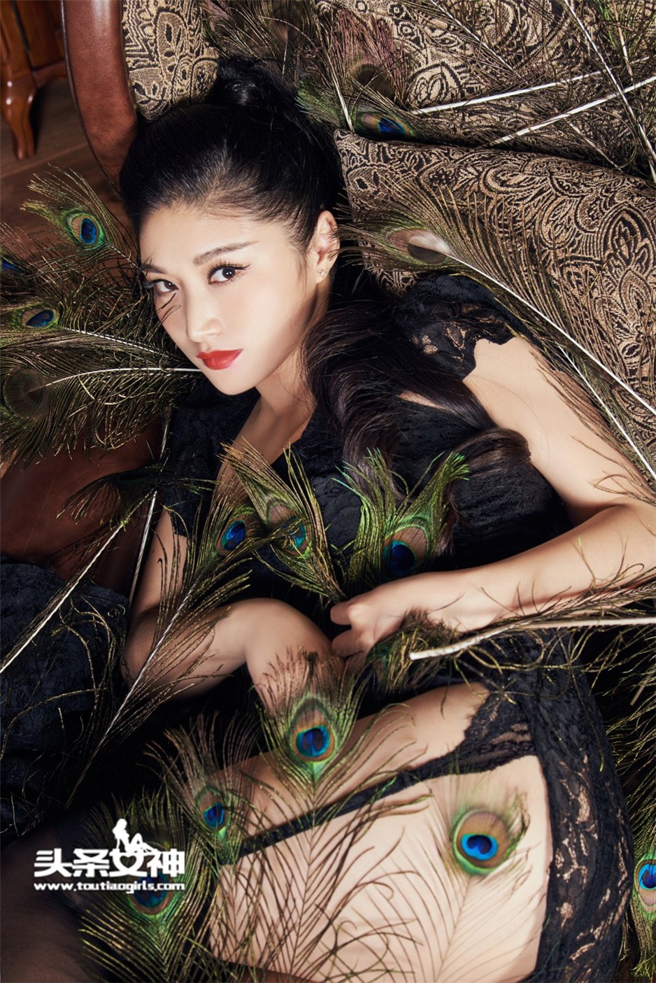 极品尤物美女盼盼黑色蕾丝睡衣私房照