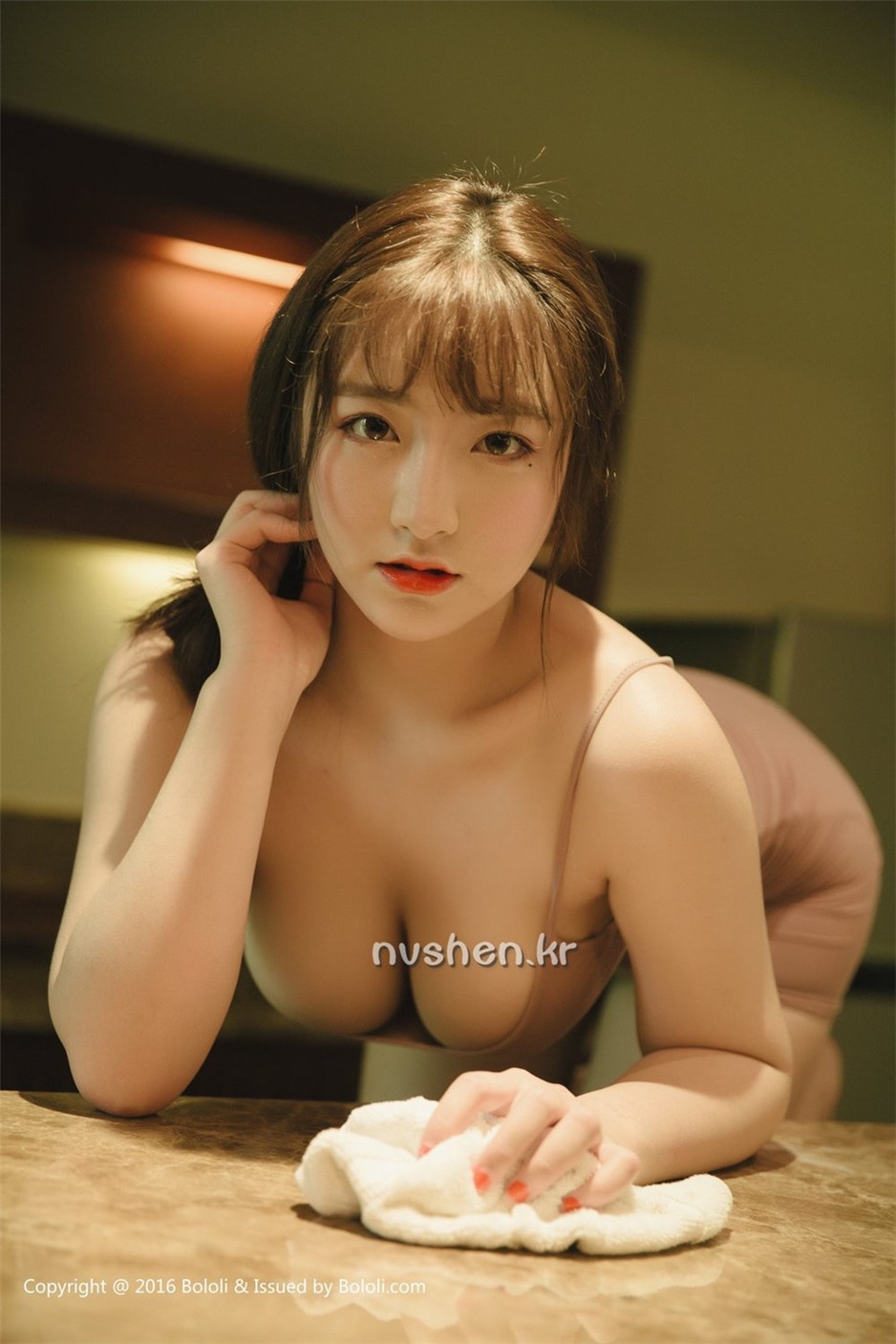 气质童颜美女程柯晴咖啡厅性感私房写真