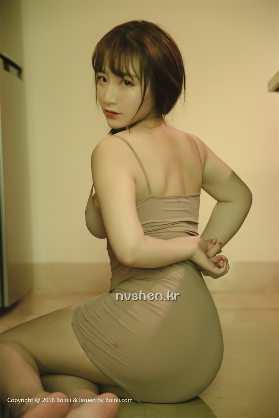 气质童颜美女程柯晴咖啡厅性感私房写真