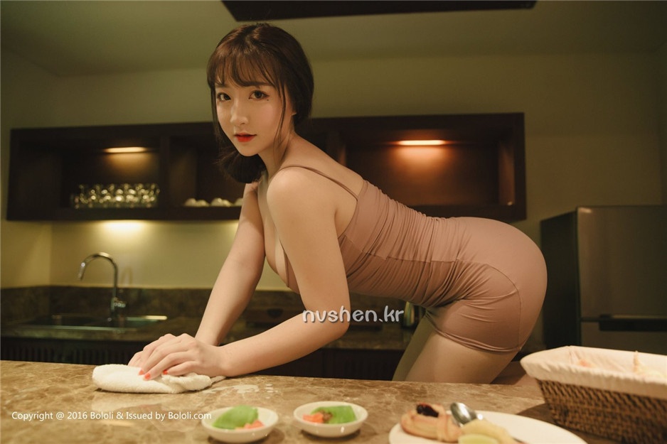 气质童颜美女程柯晴咖啡厅性感私房写真