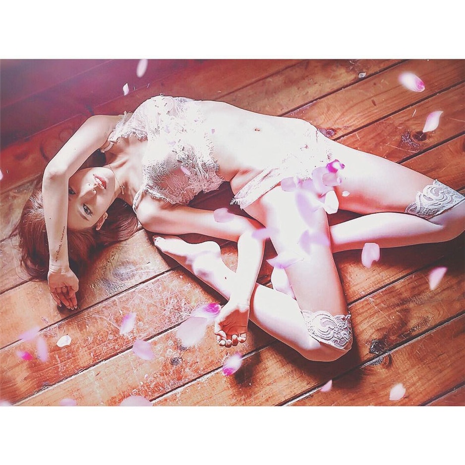 台湾气质女神Niki Wang撩人诱惑比基尼私房照