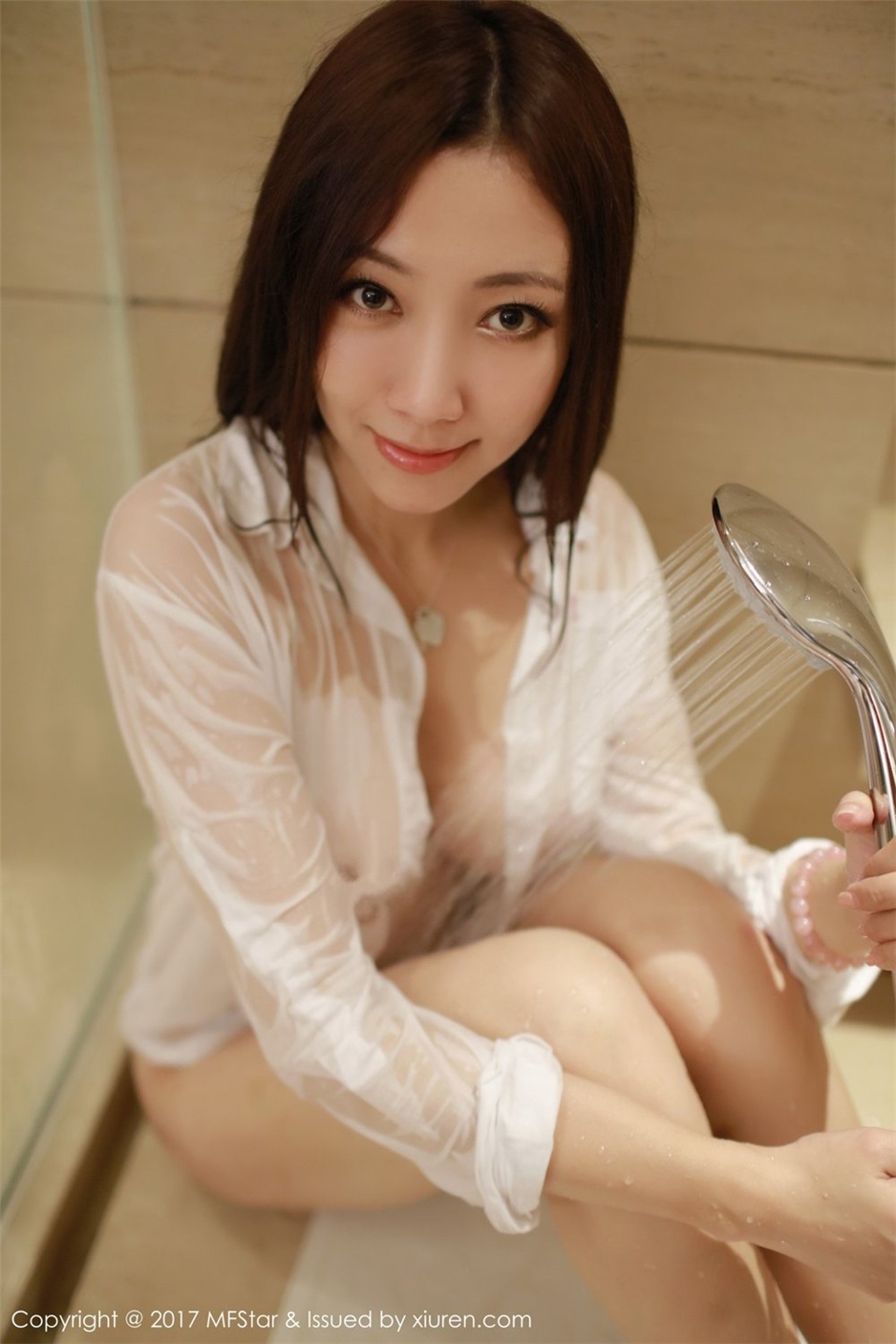 极品性感尤物果儿Victoria浴室迷人私房照