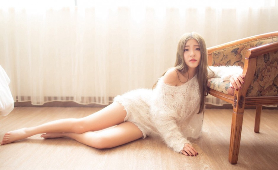 最美白衣女神性感人体俏皮写真