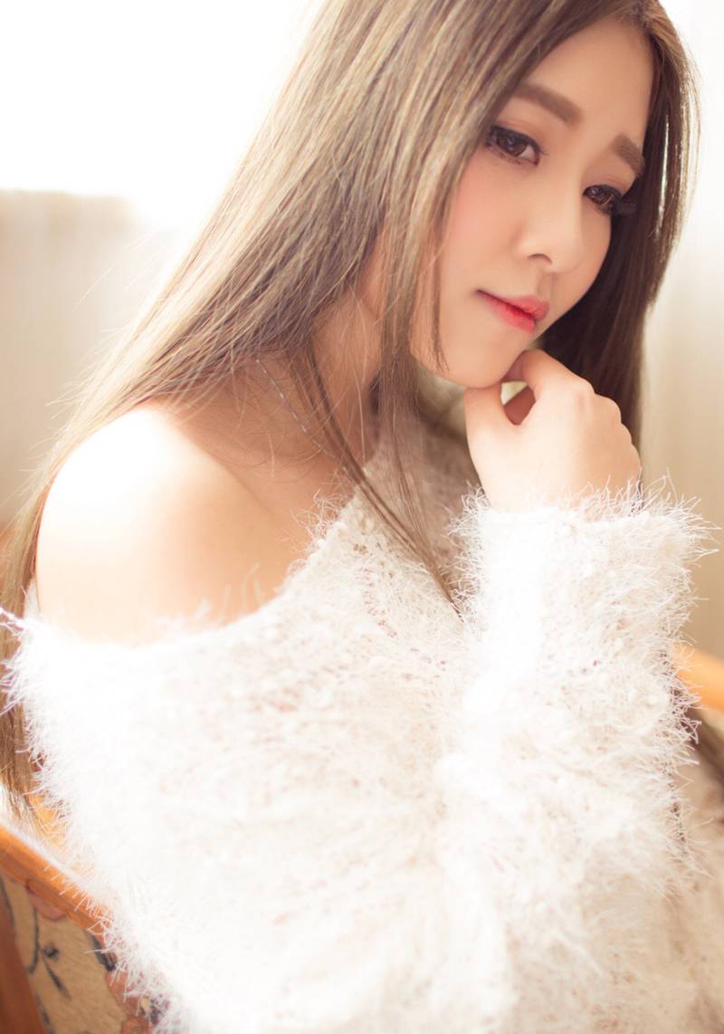 最美白衣女神性感人体俏皮写真