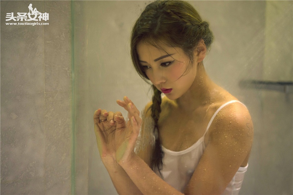 纹身美女朵朵浴室湿身性感人体图片