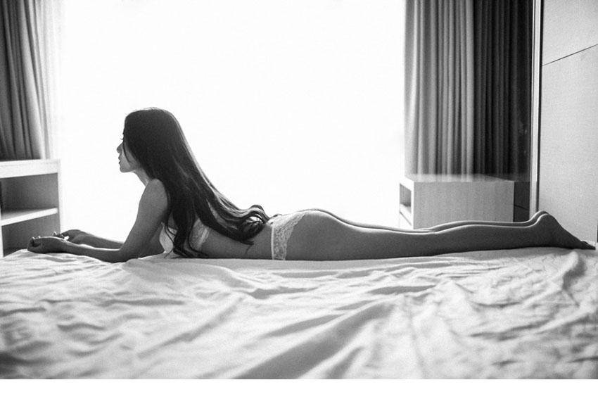 美眉白色内衣超大胆人体艺术照