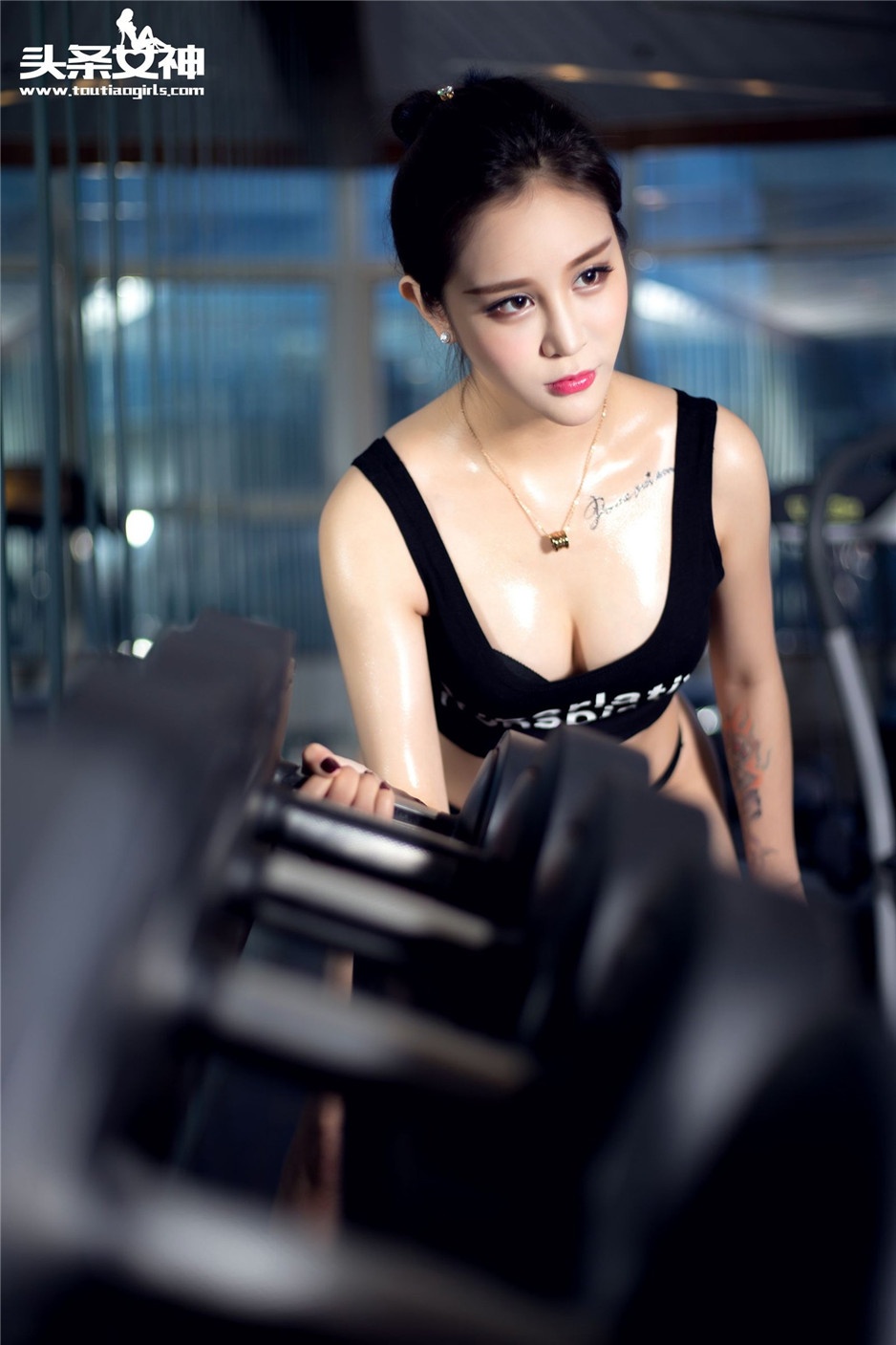 翘臀小妖精王一涵健身房性感人体写真