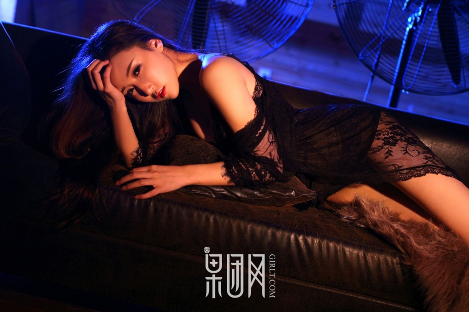 性感女神Miss琪护士服情趣写真火辣诱人