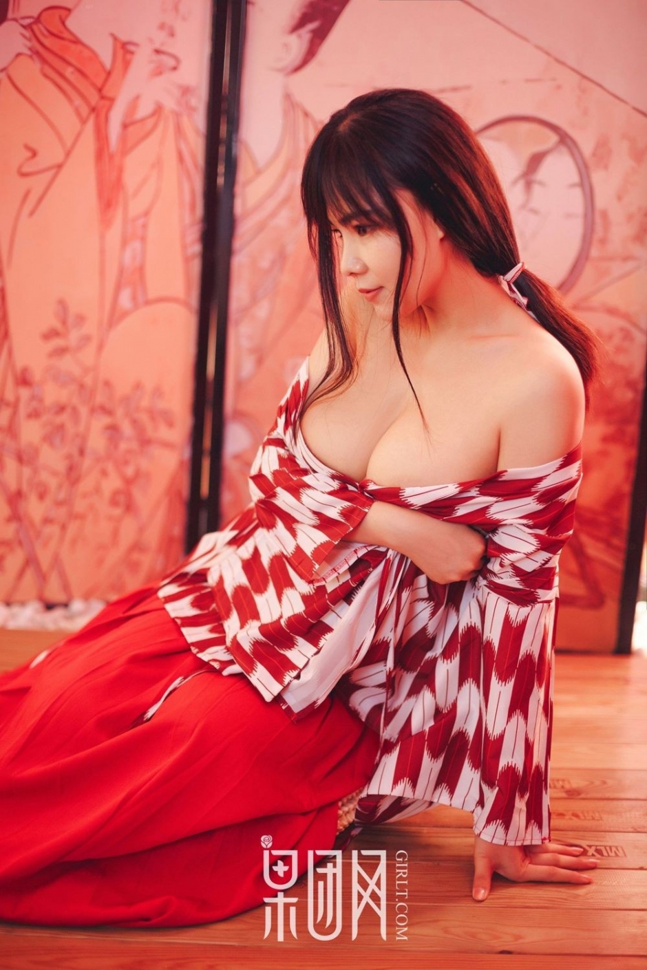 制服媚娘丁筱南激情火辣人体艺术性感写真图片