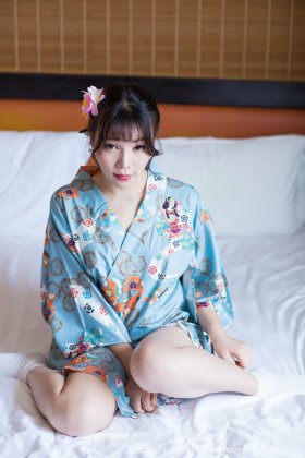 开胸和服少女芝芝Booty玉腿美胸白嫩人体艺术写真