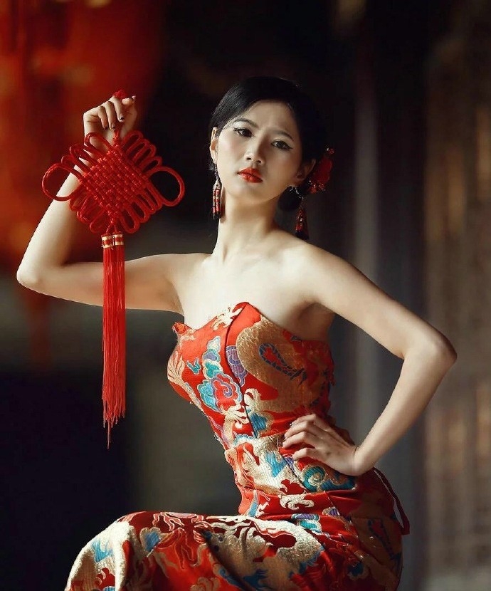 中国风红色旗袍美女白嫩嫩性感人体艺术大胆户外写真