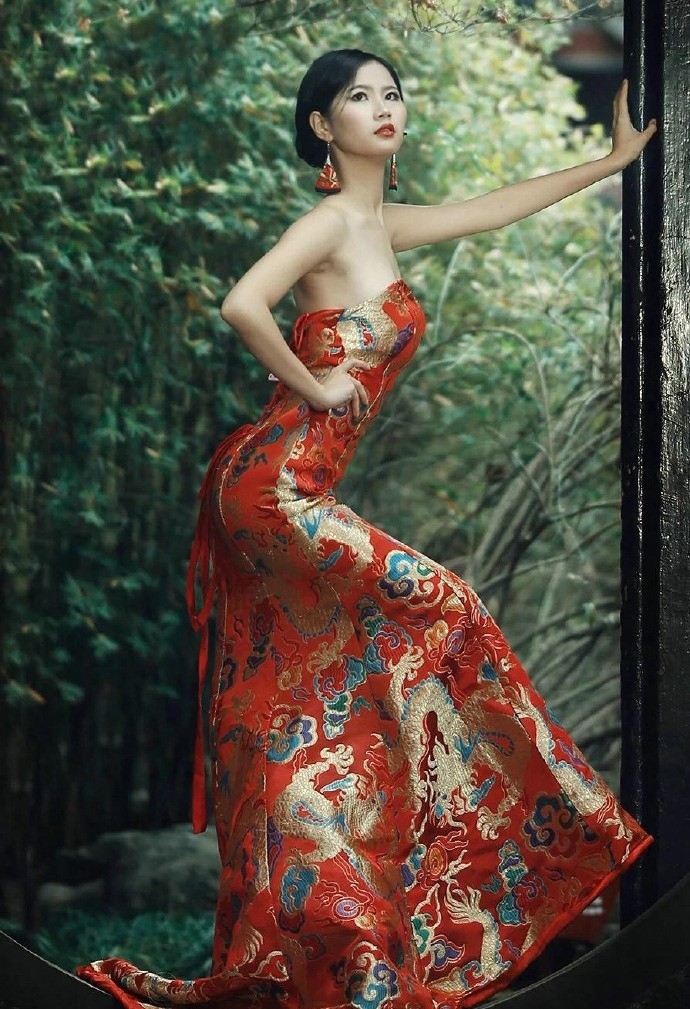 中国风红色旗袍美女白嫩嫩性感人体艺术大胆户外写真