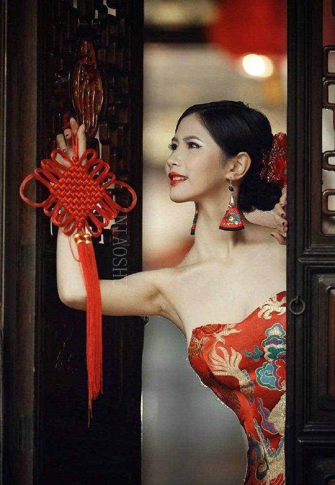 中国风红色旗袍美女白嫩嫩性感人体艺术大胆户外写真