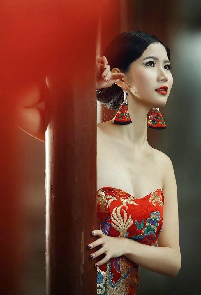 中国风红色旗袍美女白嫩嫩性感人体艺术大胆户外写真