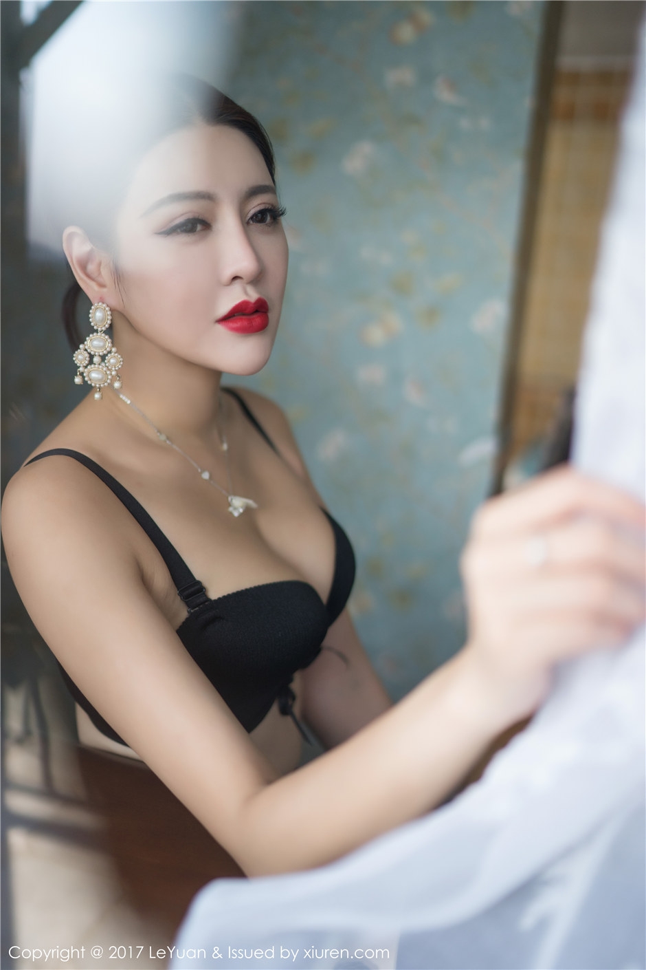 韵味十足大胸美腚少妇性感红唇高清人体艺术写真图片