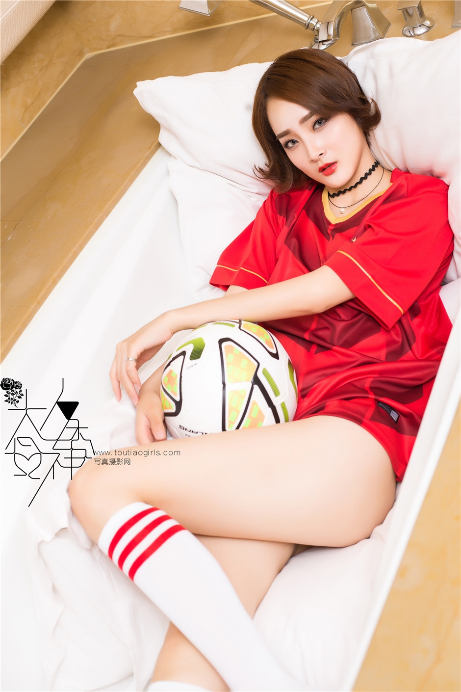 足球宝贝极品美臀浴室撩衣大尺度人体艺术写真