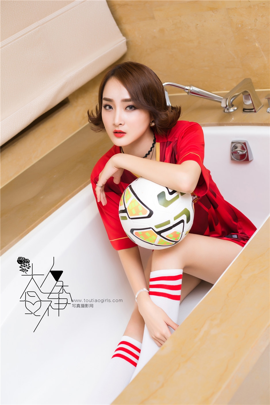 足球宝贝极品美臀浴室撩衣大尺度人体艺术写真