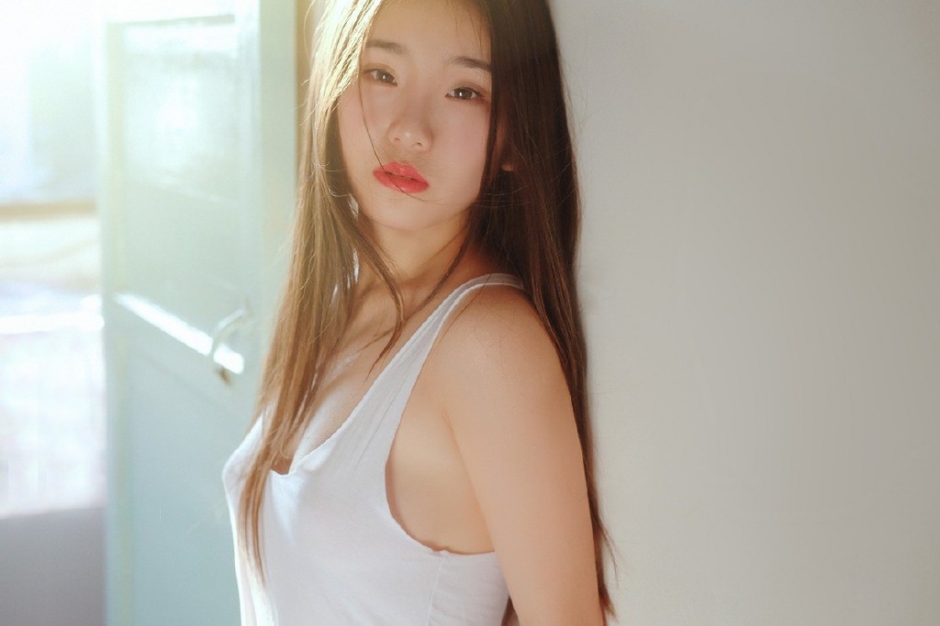 少女乳尖挺立真空吊带衫阳光下唯美人体艺术摄影图片