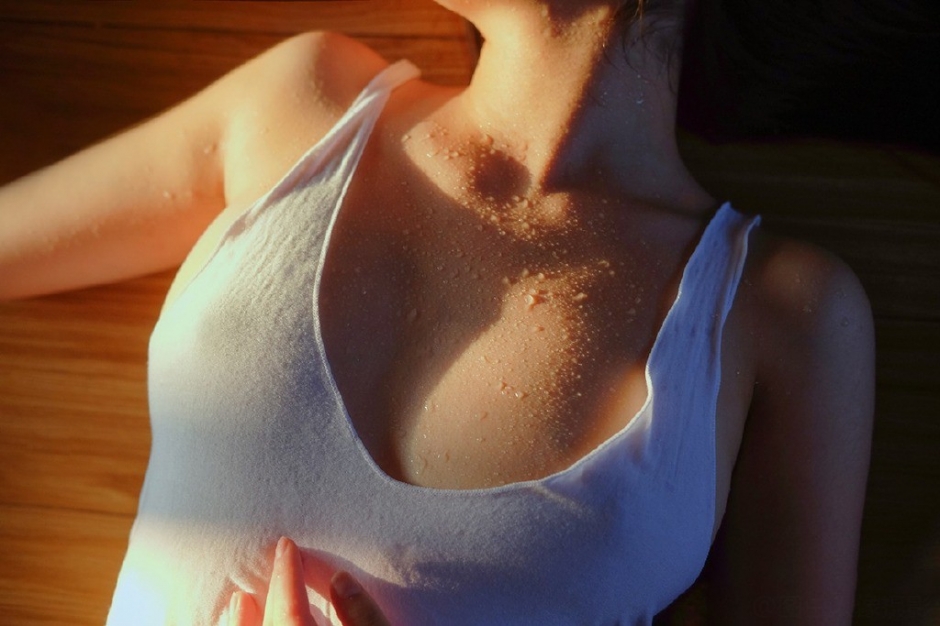 少女乳尖挺立真空吊带衫阳光下唯美人体艺术摄影图片