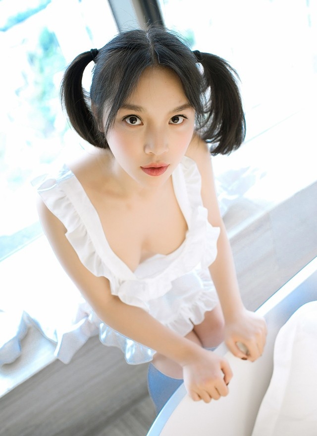 羊角辫真空围裙萝莉美女玉腿雪乳性感人体艺术写真