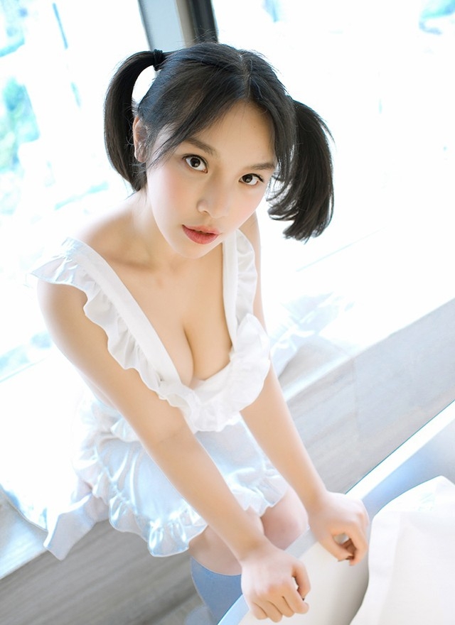 羊角辫真空围裙萝莉美女玉腿雪乳性感人体艺术写真