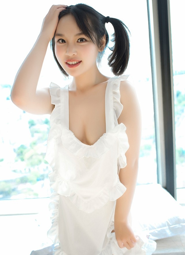 羊角辫真空围裙萝莉美女玉腿雪乳性感人体艺术写真