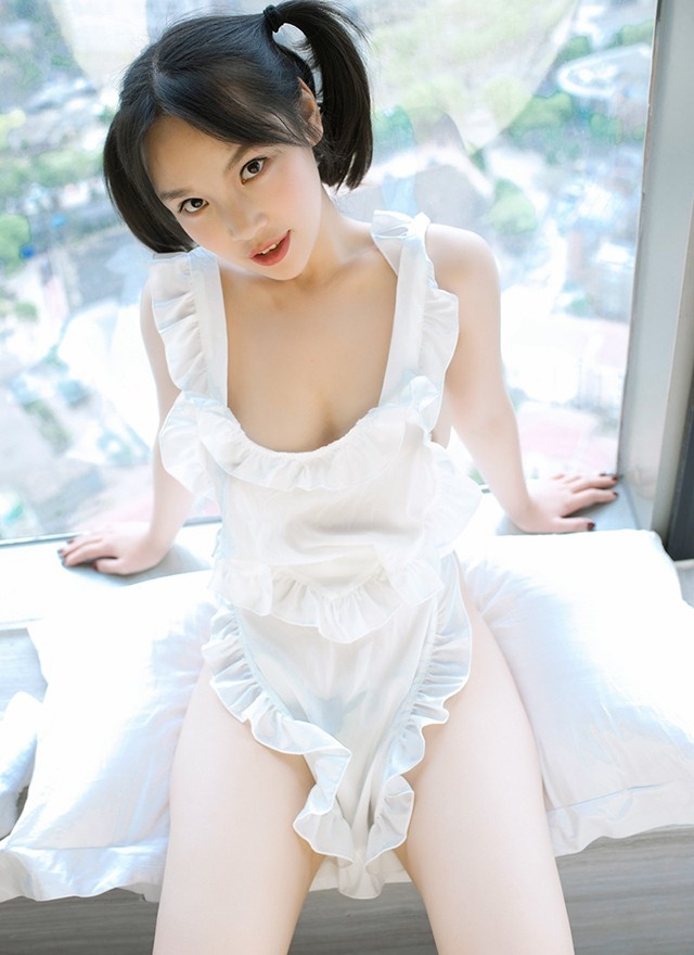 羊角辫真空围裙萝莉美女玉腿雪乳性感人体艺术写真