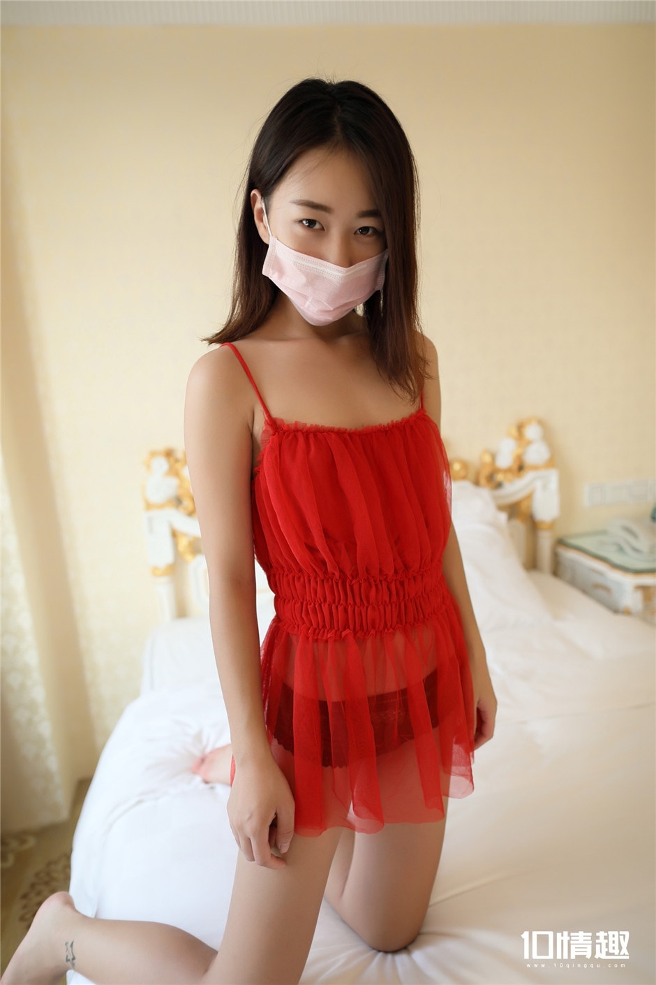 脱黑色蕾丝内裤口罩妹两腿之间露小p缝人体艺术写真