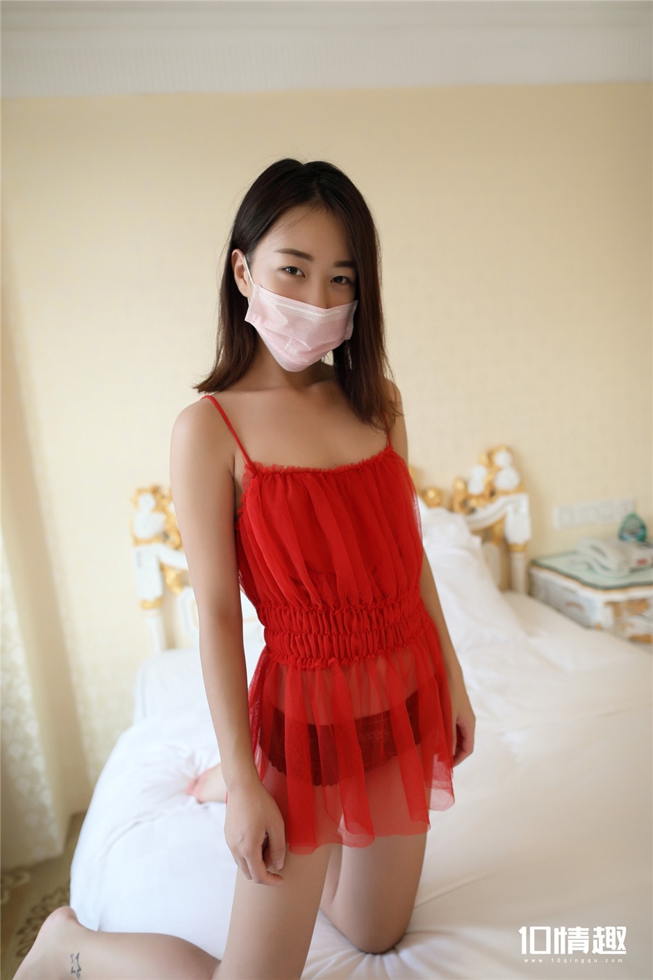 脱黑色蕾丝内裤口罩妹两腿之间露小p缝人体艺术写真