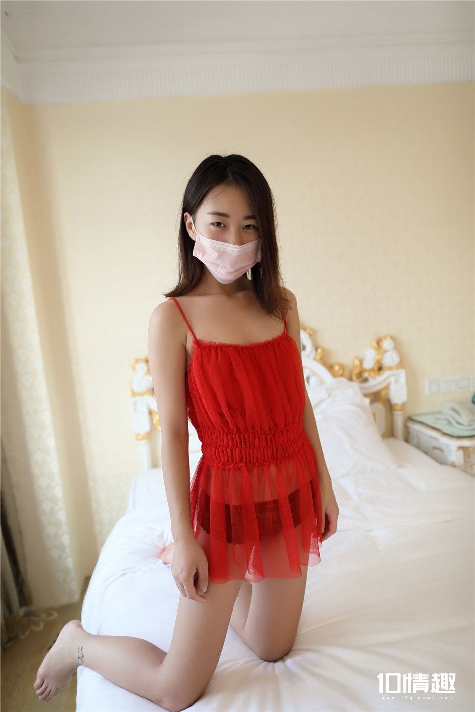 脱黑色蕾丝内裤口罩妹两腿之间露小p缝人体艺术写真