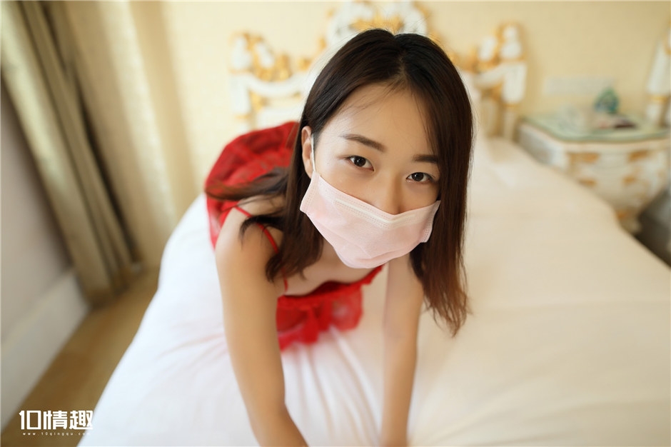 脱黑色蕾丝内裤口罩妹两腿之间露小p缝人体艺术写真