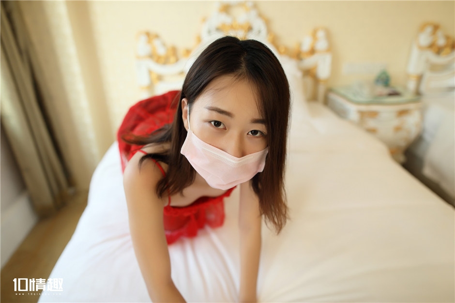 脱黑色蕾丝内裤口罩妹两腿之间露小p缝人体艺术写真