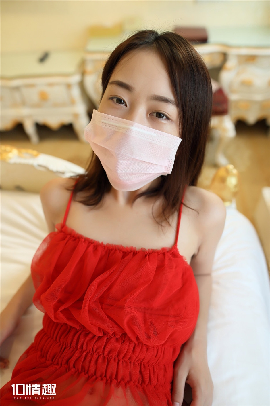 脱黑色蕾丝内裤口罩妹两腿之间露小p缝人体艺术写真